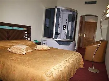 ومطعم غرين هاوس فندق 4*