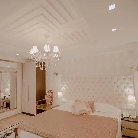 ومطعم غرين هاوس تيرانا