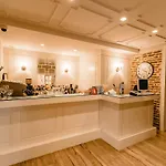 House & Restaurant 酒店 地拉那