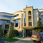 House & Restaurant 酒店 地拉那