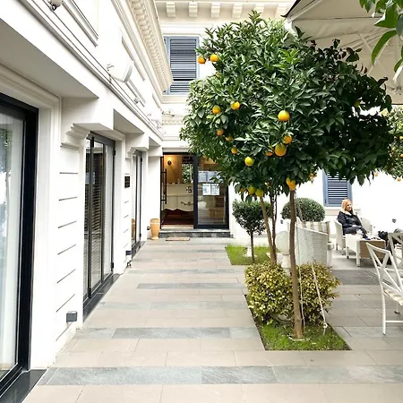 House & Restaurant 酒店 地拉那