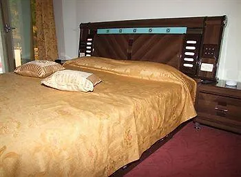 House & Restaurant מלון טיראנה