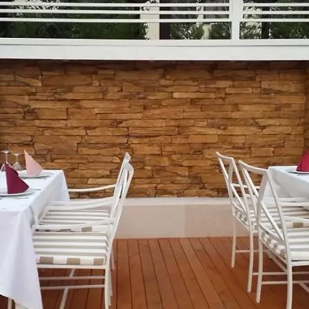 House & Restaurant Τίρανα