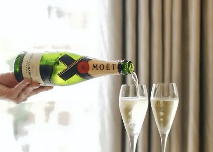 House & Restaurant מלון